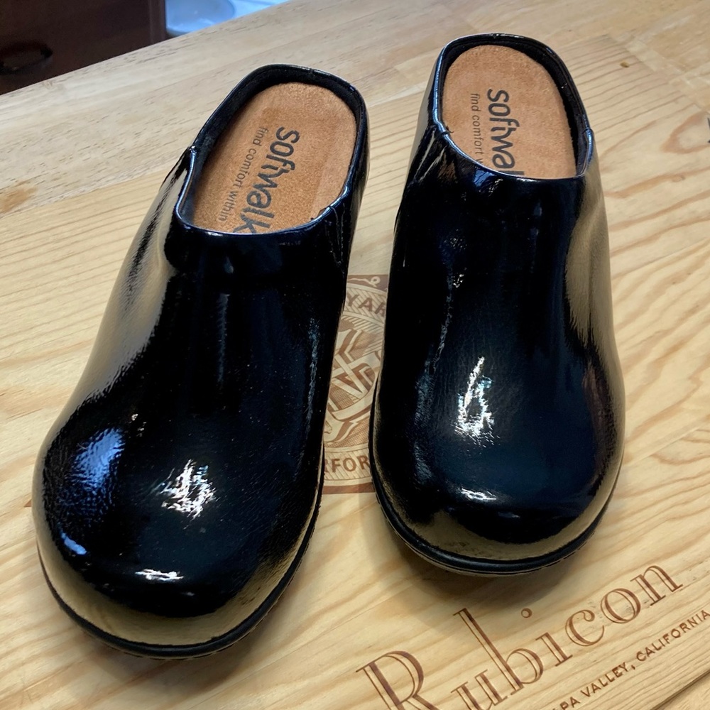 SoftWalk Clogs, Size 6.5 WW - Picture 2 of 4